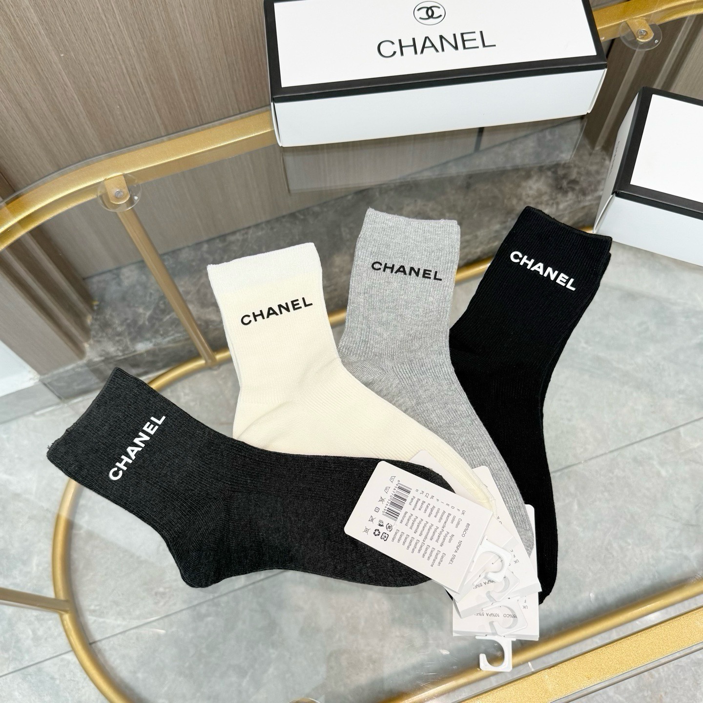 配包装【一盒四双】CHANEL 香奈儿高版本 ～好看到爆炸 CHANEL 袜子。双针烫印中筒袜，超精致。。潮人必不能少的