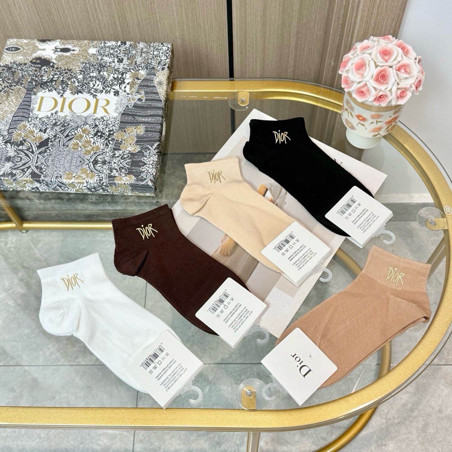 配包装【一盒五双】DIOR · 迪奥❗️DIOR家新品烫金短筒男女款袜子❗️专柜同步长袜，超级经典的小香家标志百看不厌❗