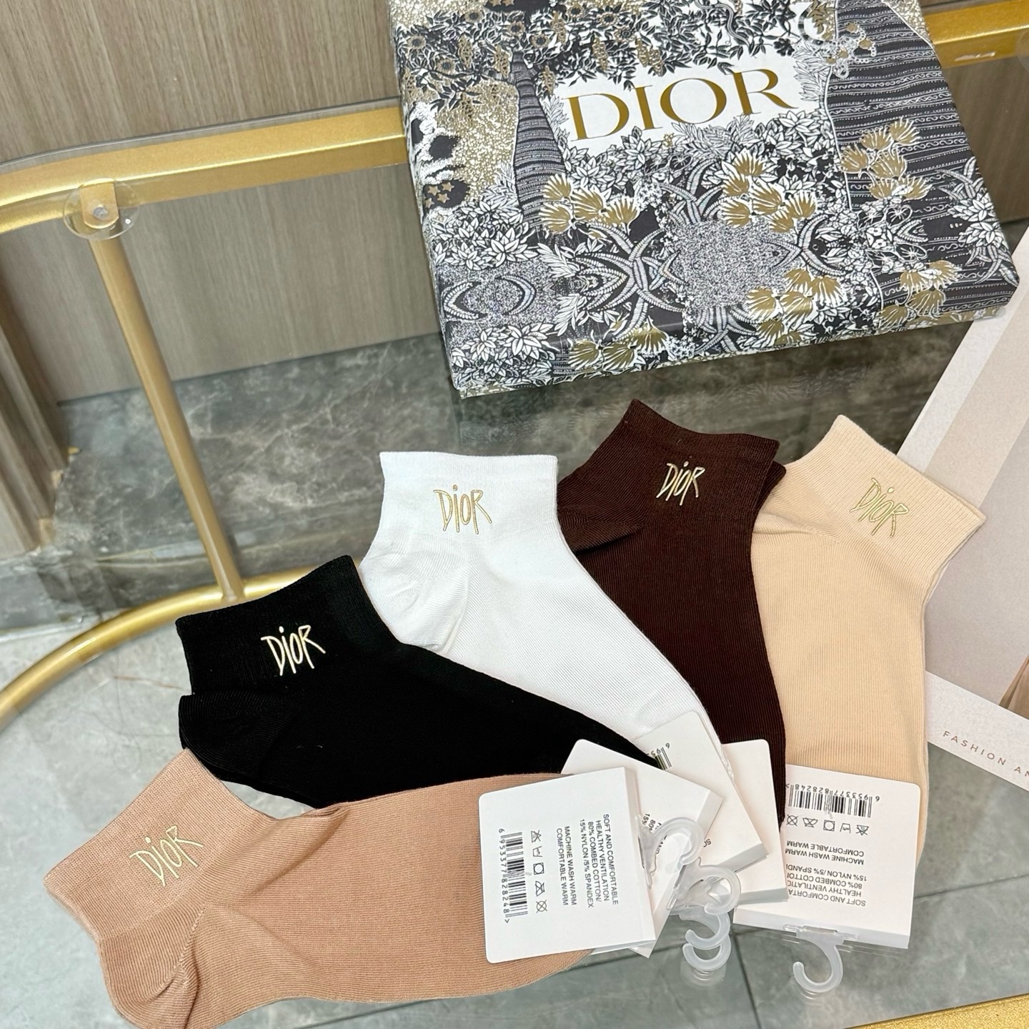 配包装【一盒五双】DIOR · 迪奥❗️DIOR家新品烫金短筒男女款袜子❗️专柜同步长袜，超级经典的小香家标志百看不厌❗