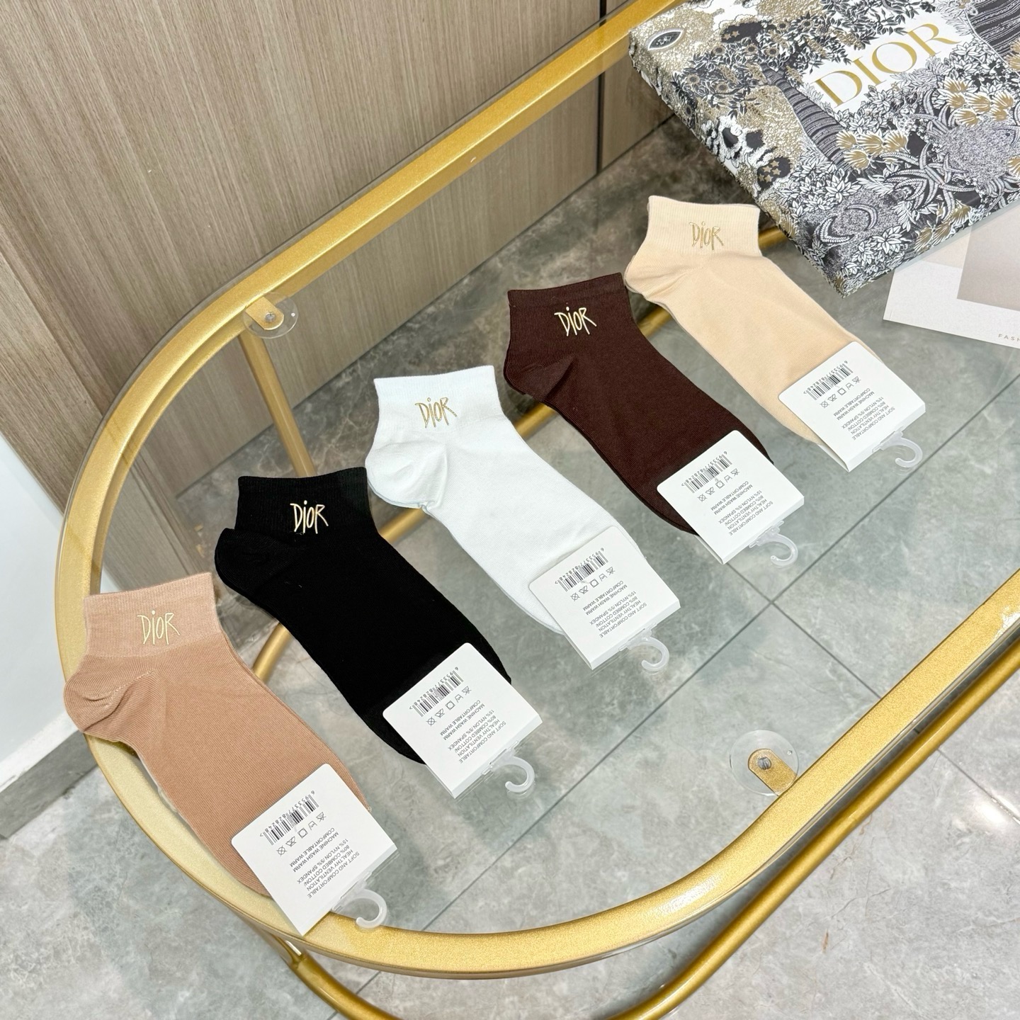 配包装【一盒五双】DIOR · 迪奥❗️DIOR家新品烫金短筒男女款袜子❗️专柜同步长袜，超级经典的小香家标志百看不厌❗