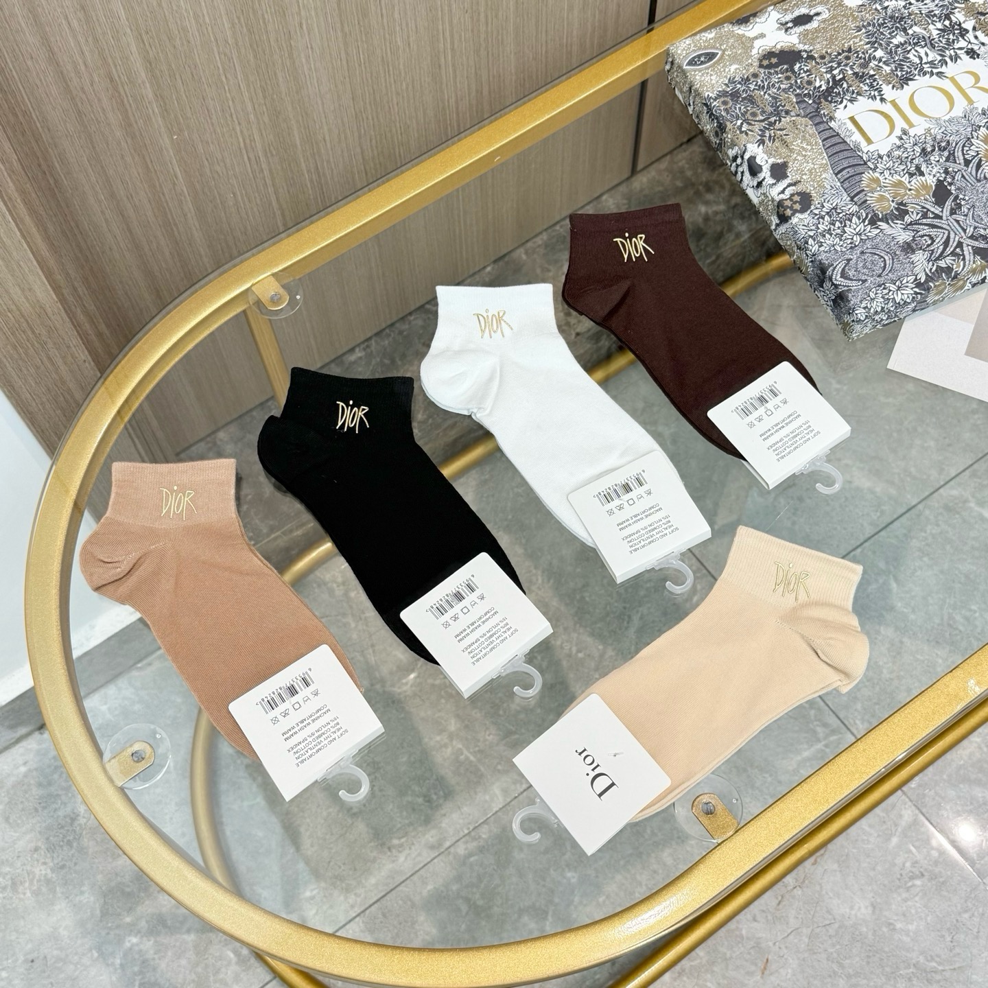 配包装【一盒五双】DIOR · 迪奥❗️DIOR家新品烫金短筒男女款袜子❗️专柜同步长袜，超级经典的小香家标志百看不厌❗