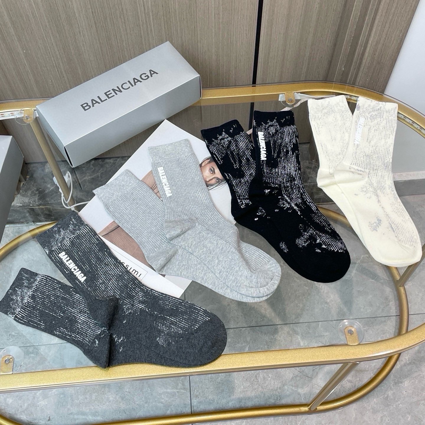 配包装【一盒四双】BALENCIAGA · 巴黎世家 ❗️超级爆款网红袜子 巴黎家官网同步硅胶字母小腿袜，ins明星网红
