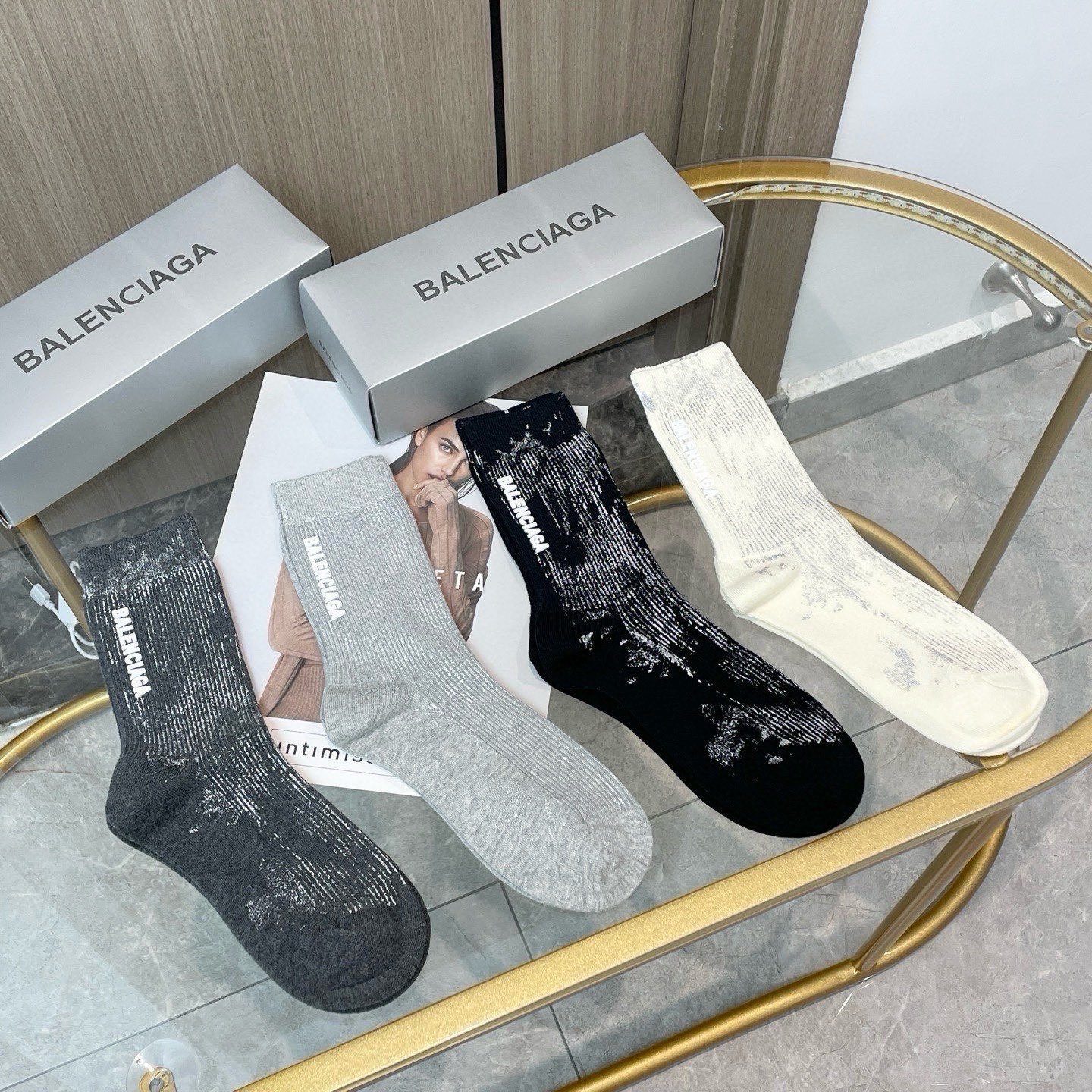 配包装【一盒四双】BALENCIAGA · 巴黎世家 ❗️超级爆款网红袜子 巴黎家官网同步硅胶字母小腿袜，ins明星网红