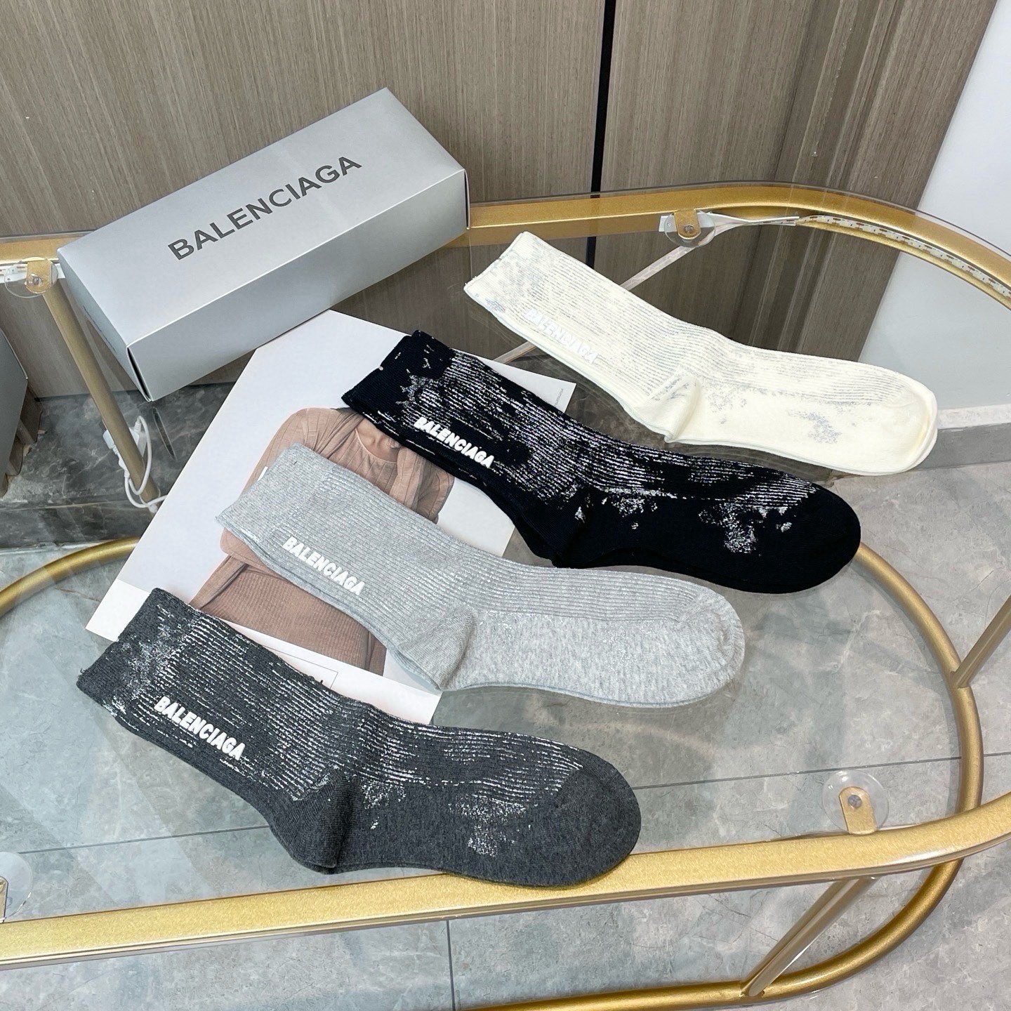 配包装【一盒四双】BALENCIAGA · 巴黎世家 ❗️超级爆款网红袜子 巴黎家官网同步硅胶字母小腿袜，ins明星网红