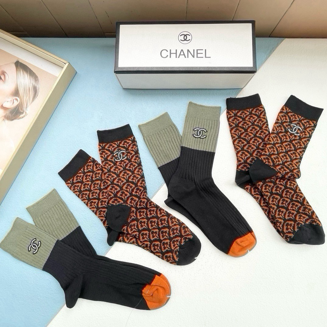 配包装【一盒四双】CHANEL · 香奈儿❗️高品质。超级爆款网红袜子❗️小香家官网同步饰品字母中筒袜，ins明星网红推