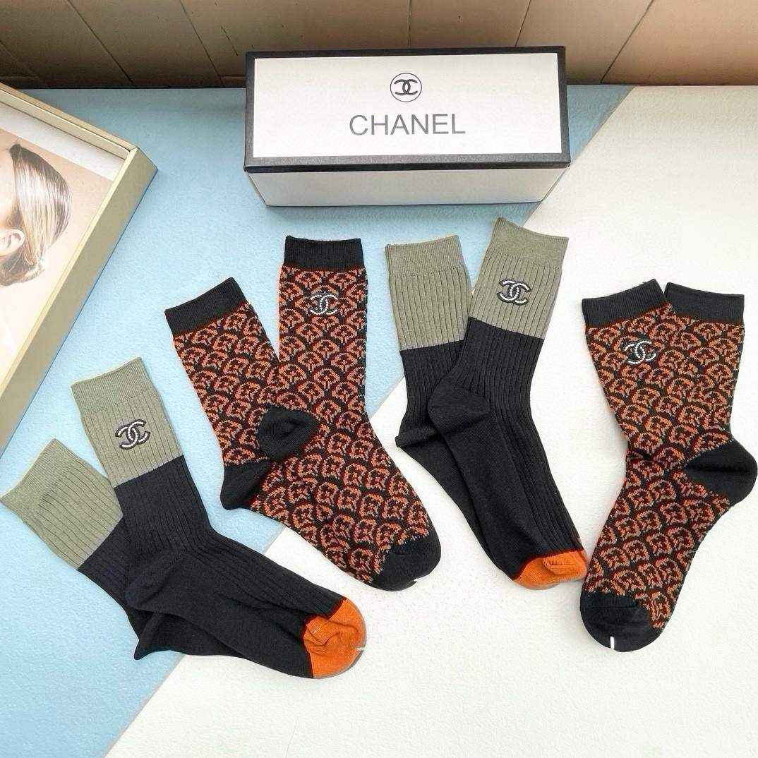 配包装【一盒四双】CHANEL · 香奈儿❗️高品质。超级爆款网红袜子❗️小香家官网同步饰品字母中筒袜，ins明星网红推