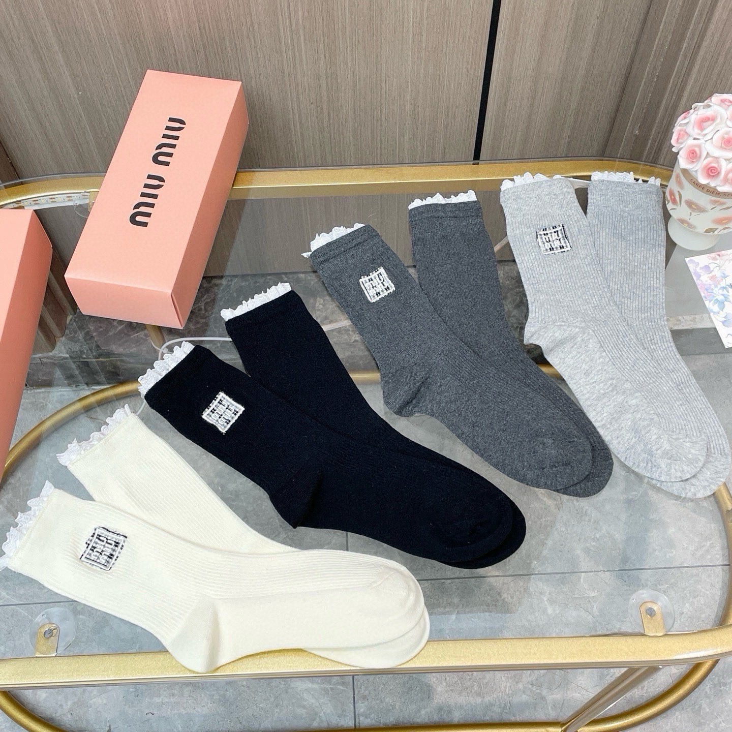 配包装【一盒四双】miumiu · 缪缪❗️高品质。超级爆款网红袜子❗️miu家官网同步饰品字母中筒袜，ins明星网红推
