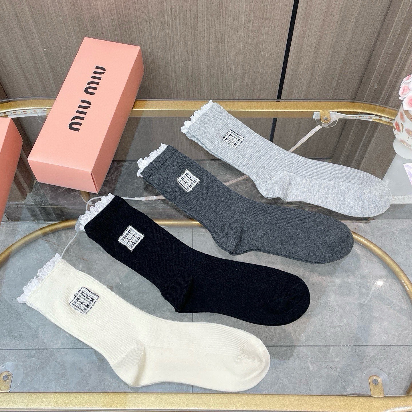 配包装【一盒四双】miumiu · 缪缪❗️高品质。超级爆款网红袜子❗️miu家官网同步饰品字母中筒袜，ins明星网红推