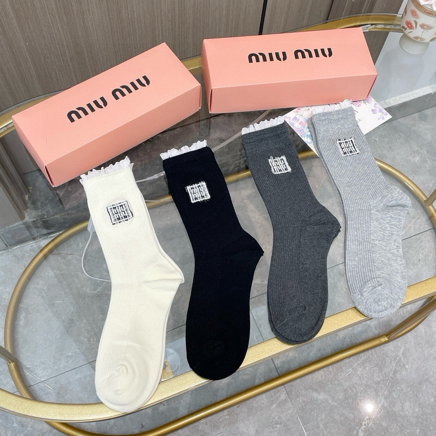 配包装【一盒四双】miumiu · 缪缪❗️高品质。超级爆款网红袜子❗️miu家官网同步饰品字母中筒袜，ins明星网红推