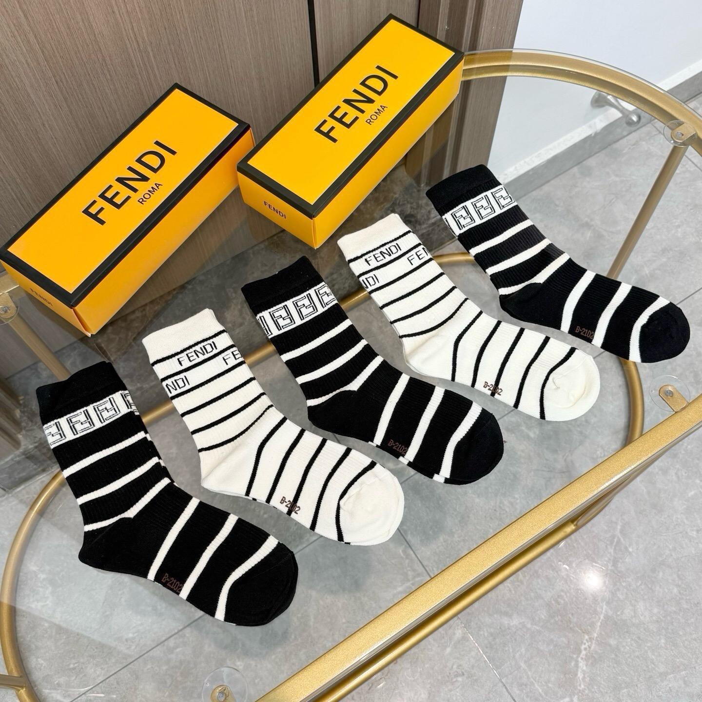 配包装【一盒五双】FENDI · 芬迪❗️大F新品高筒袜子❗️超级经典的双F标志，纯棉材质制造，透气舒适，超级nice❗
