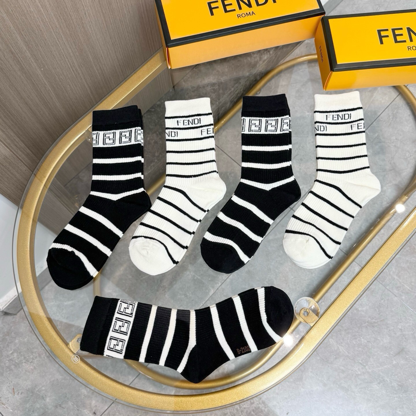 配包装【一盒五双】FENDI · 芬迪❗️大F新品高筒袜子❗️超级经典的双F标志，纯棉材质制造，透气舒适，超级nice❗