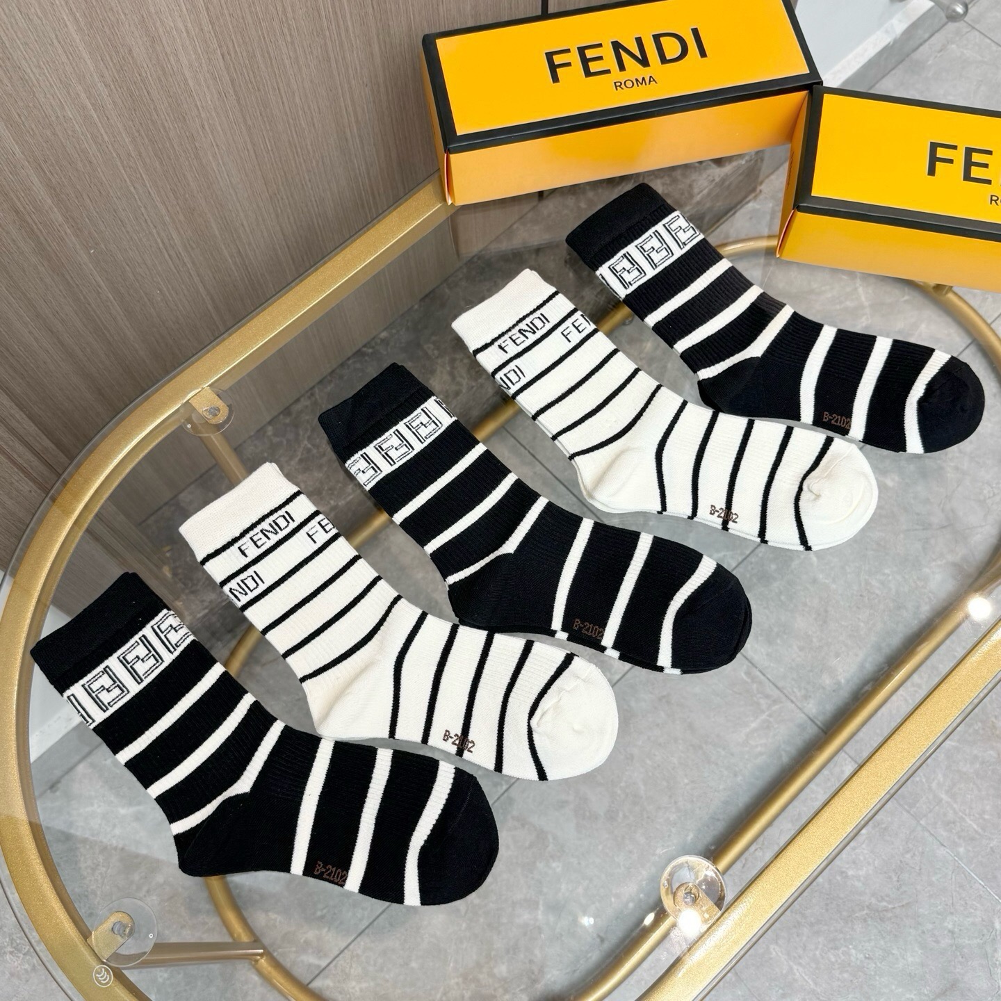 配包装【一盒五双】FENDI · 芬迪❗️大F新品高筒袜子❗️超级经典的双F标志，纯棉材质制造，透气舒适，超级nice❗