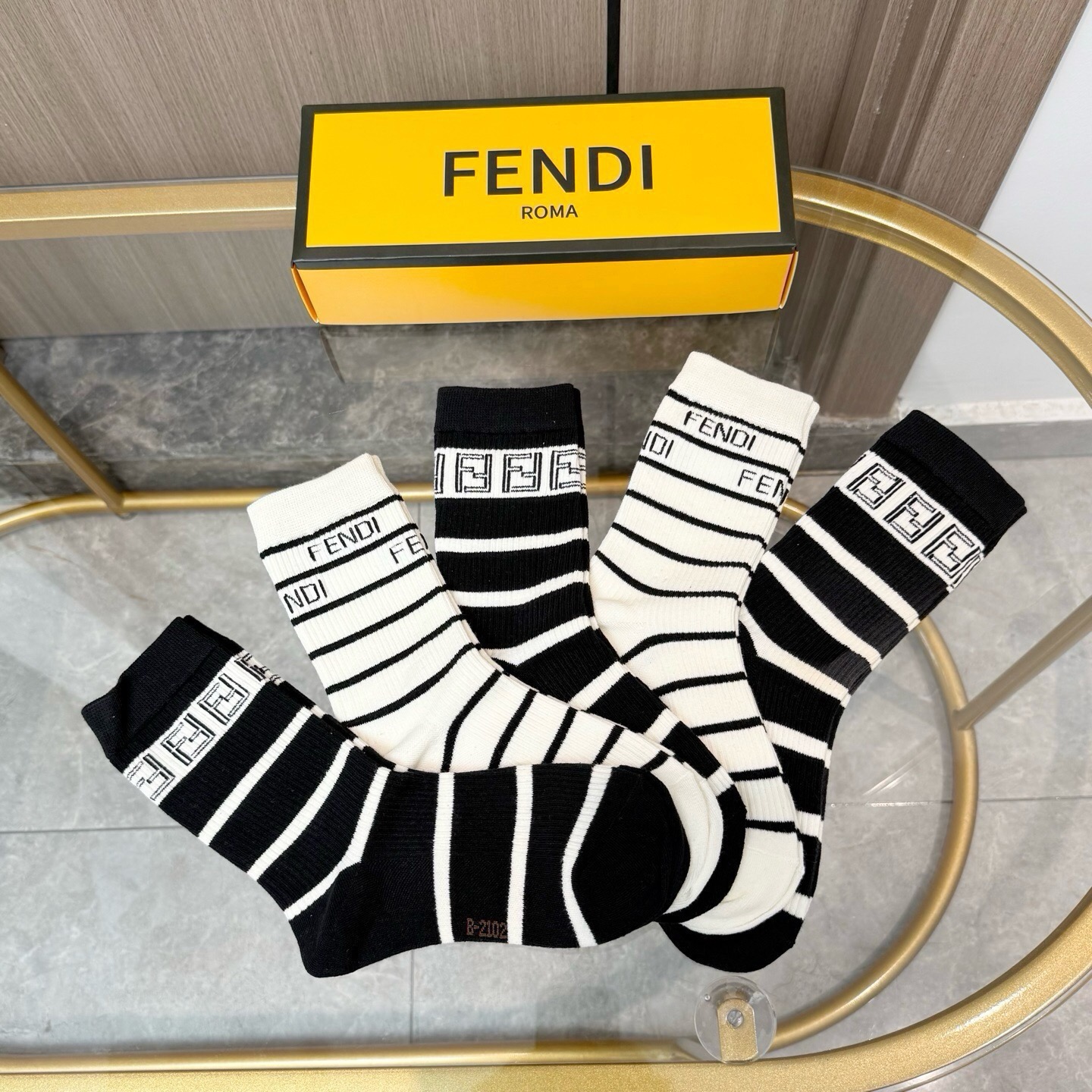 配包装【一盒五双】FENDI · 芬迪❗️大F新品高筒袜子❗️超级经典的双F标志，纯棉材质制造，透气舒适，超级nice❗