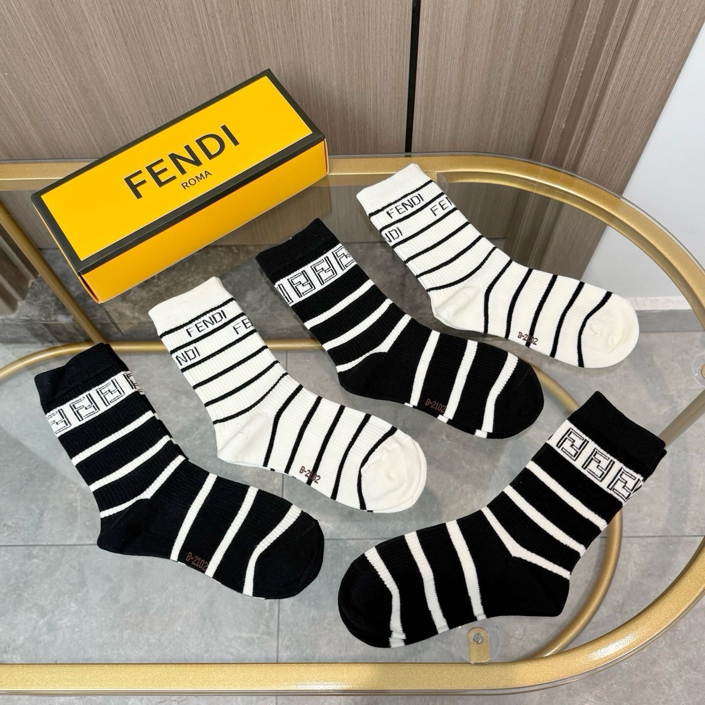 配包装【一盒五双】FENDI · 芬迪❗️大F新品高筒袜子❗️超级经典的双F标志，纯棉材质制造，透气舒适，超级nice❗
