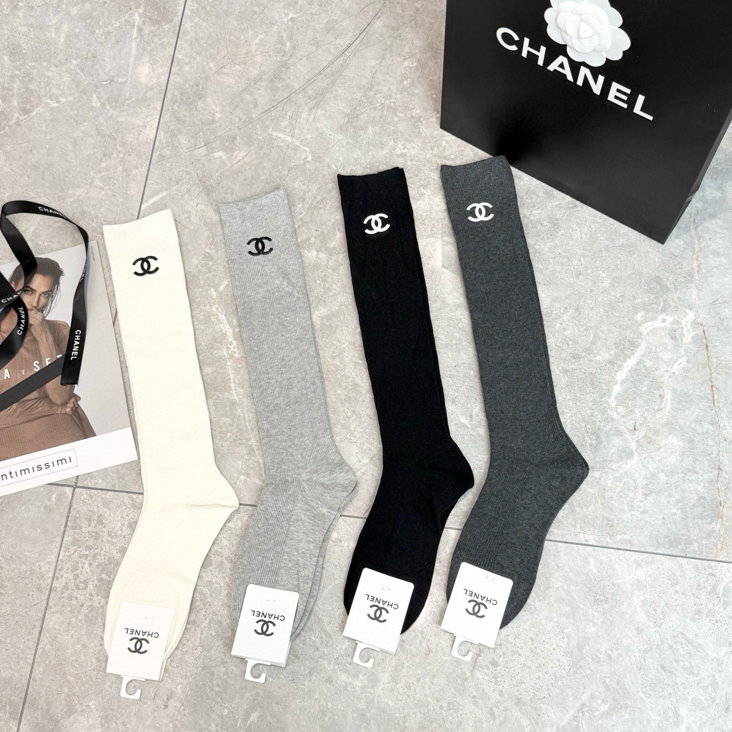 配包装【一盒四双】CHANEL· 香奈儿❗️超级爆款网红袜子❗️官网同款纯色字母小腿袜，ins明星网红推荐❗️火爆至极。