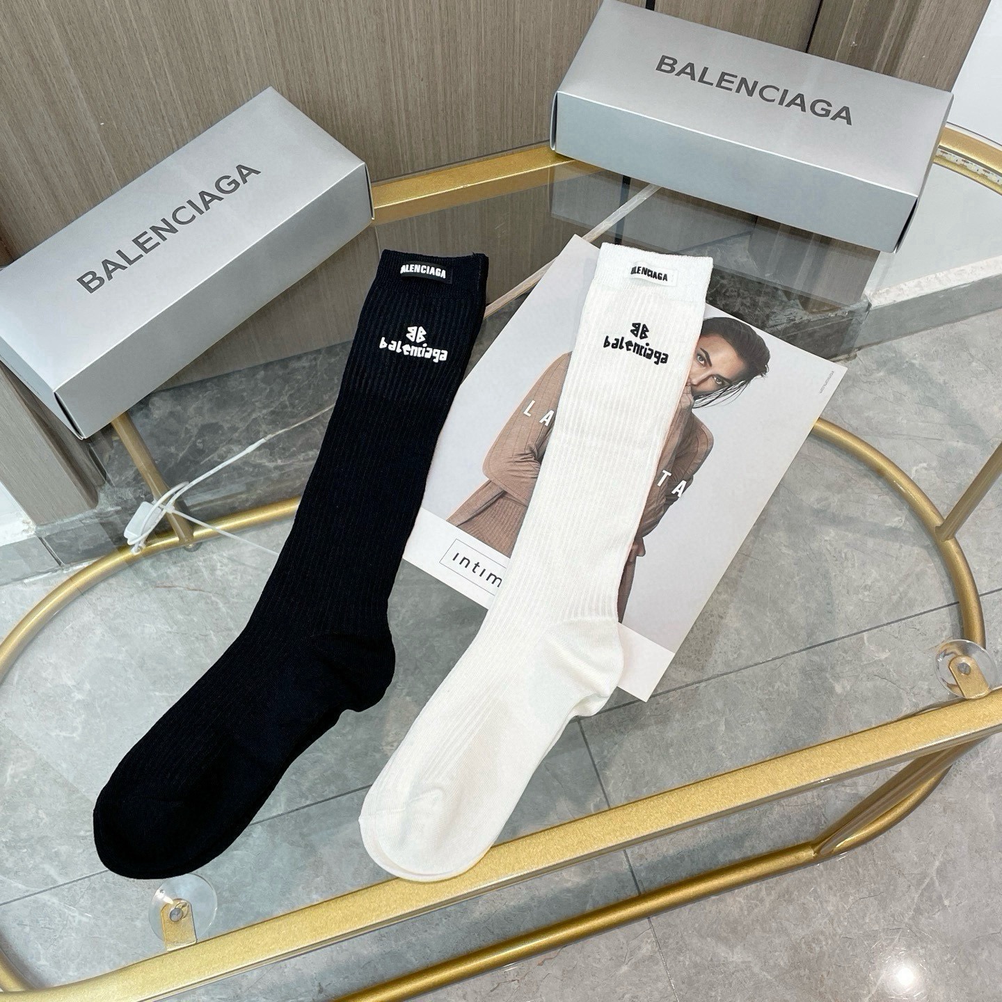 配包装【一盒二双】BALENCIAGA · 巴黎世家 ❗️超级爆款网红袜子 巴黎家官网同步硅胶字母小腿袜，ins明星网红