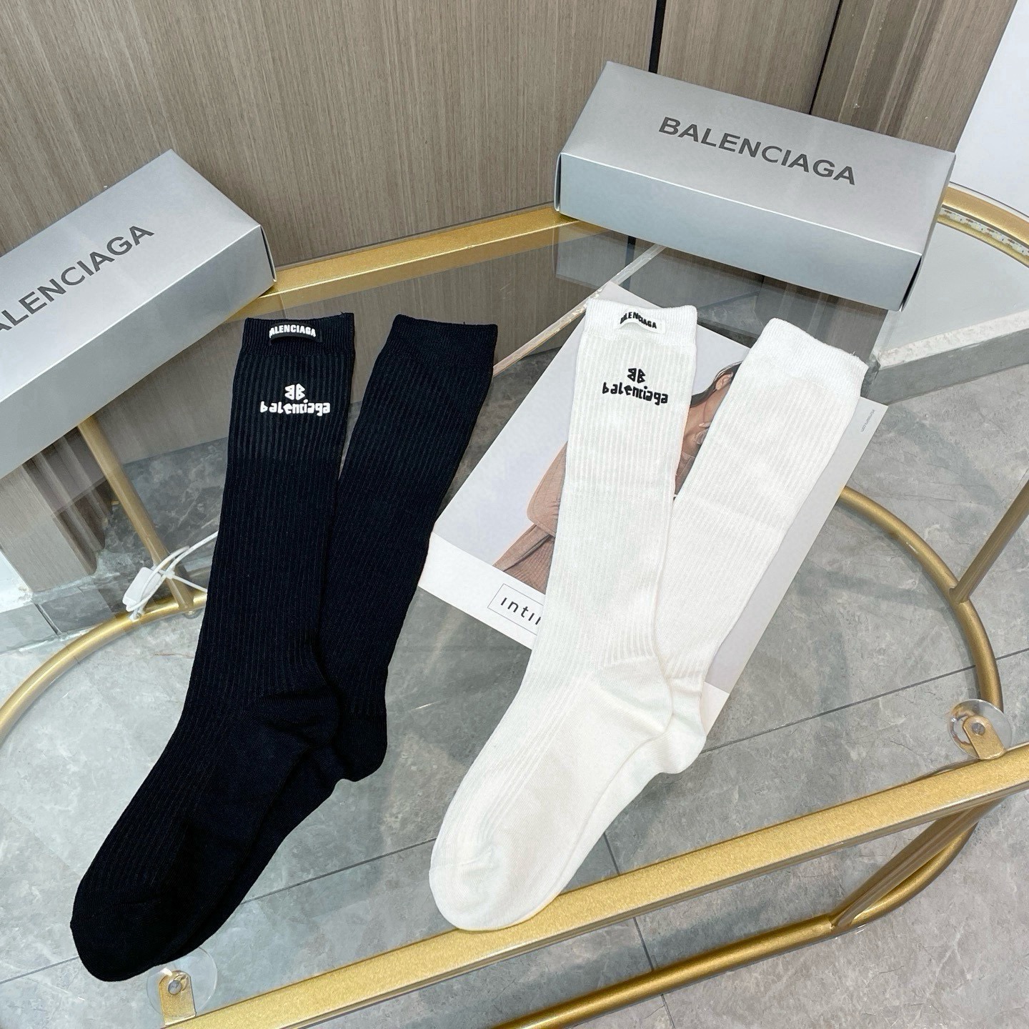 配包装【一盒二双】BALENCIAGA · 巴黎世家 ❗️超级爆款网红袜子 巴黎家官网同步硅胶字母小腿袜，ins明星网红