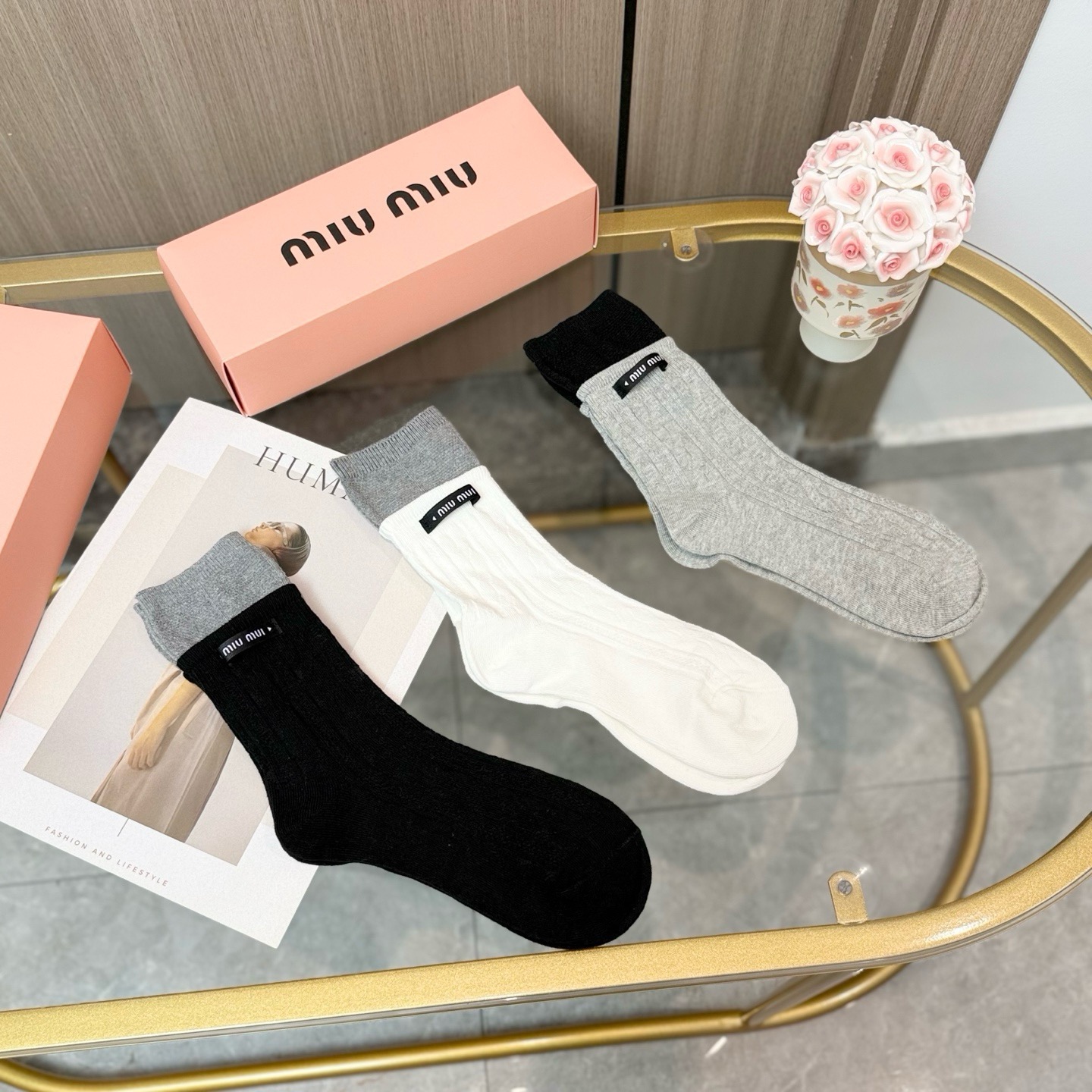 配包装【一盒三双】miumiu · 缪缪❗️高品质。超级爆款网红袜子❗️miu家官网同步饰品字母中筒袜，ins明星网红推
