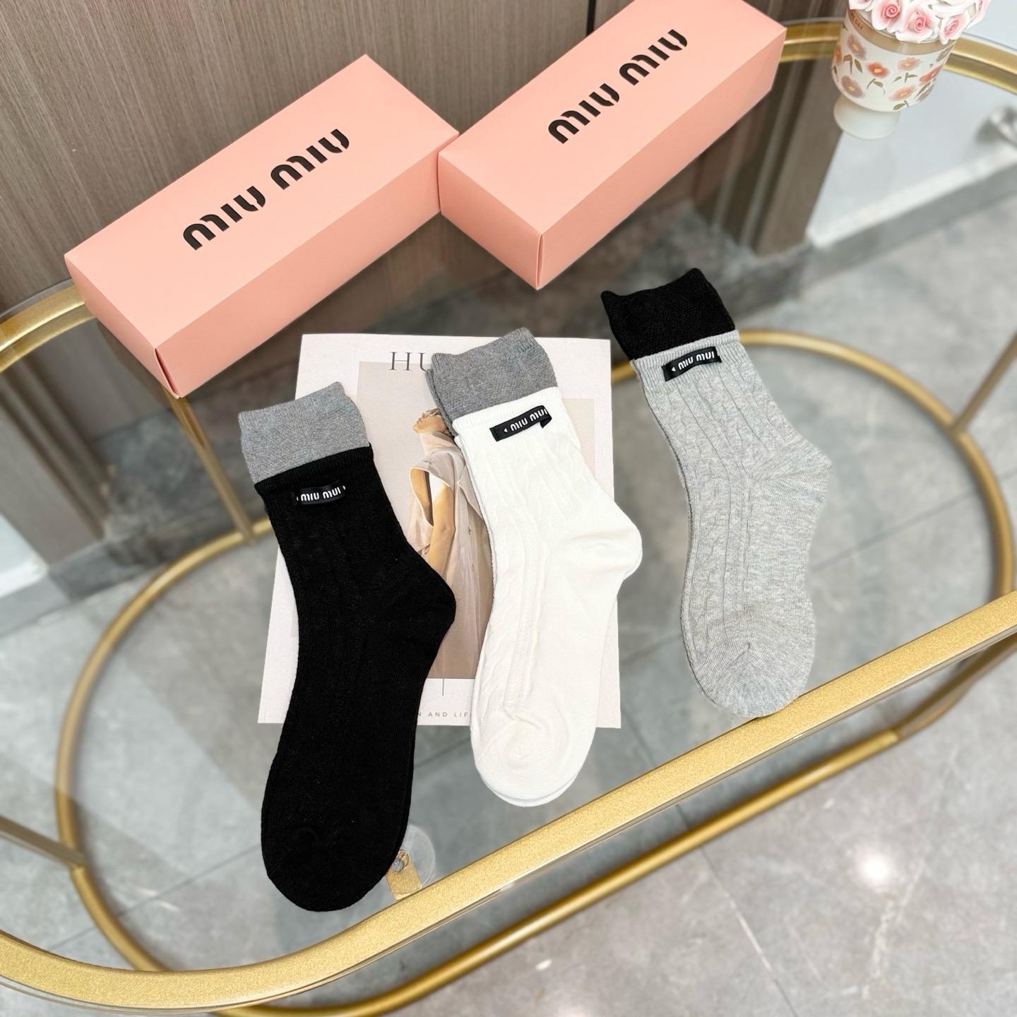 配包装【一盒三双】miumiu · 缪缪❗️高品质。超级爆款网红袜子❗️miu家官网同步饰品字母中筒袜，ins明星网红推