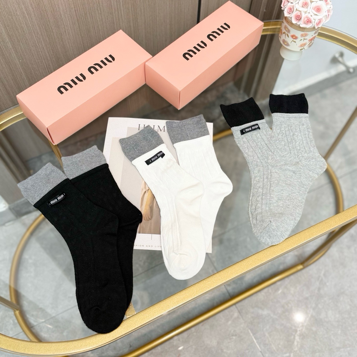 配包装【一盒三双】miumiu · 缪缪❗️高品质。超级爆款网红袜子❗️miu家官网同步饰品字母中筒袜，ins明星网红推