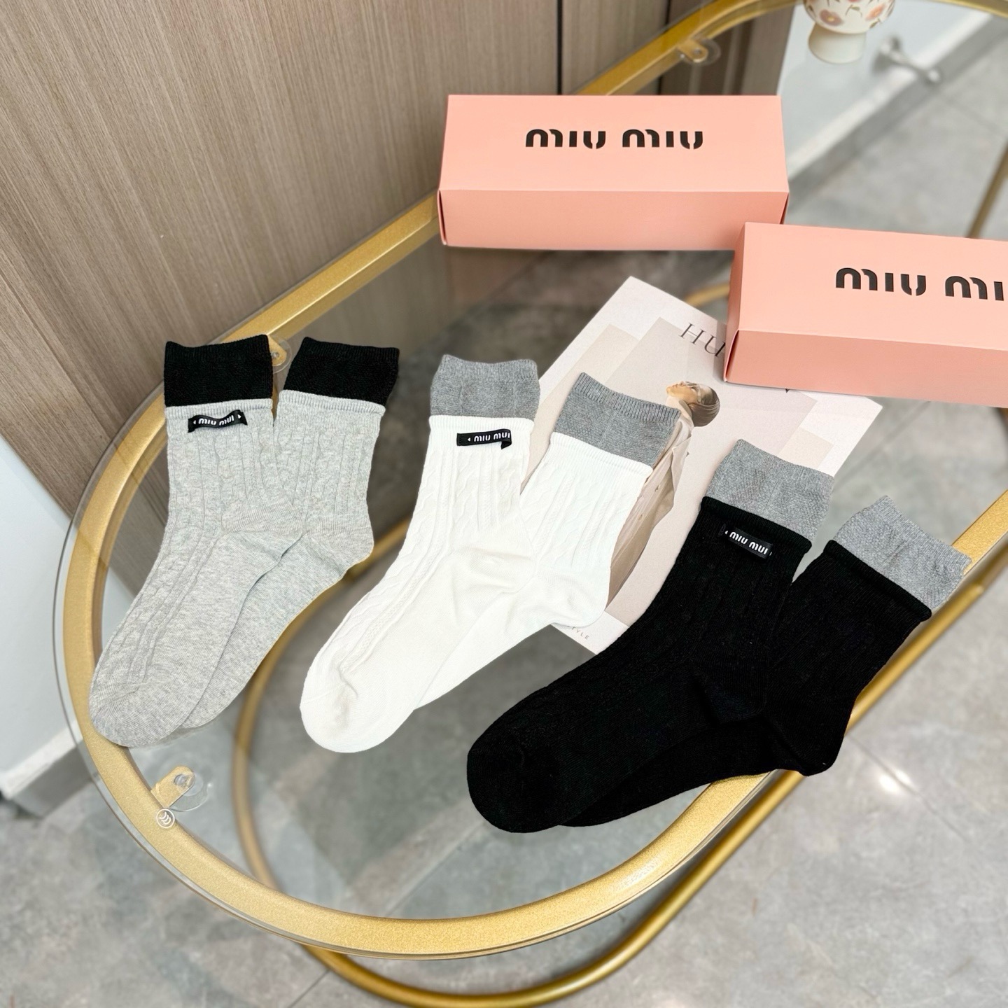 配包装【一盒三双】miumiu · 缪缪❗️高品质。超级爆款网红袜子❗️miu家官网同步饰品字母中筒袜，ins明星网红推