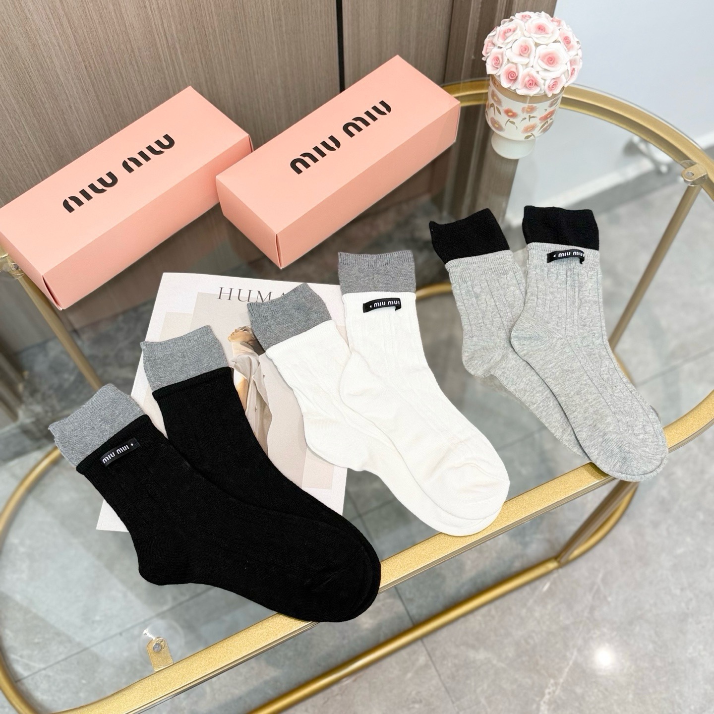 配包装【一盒三双】miumiu · 缪缪❗️高品质。超级爆款网红袜子❗️miu家官网同步饰品字母中筒袜，ins明星网红推
