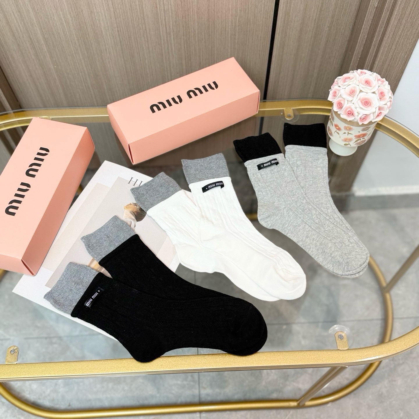 配包装【一盒三双】miumiu · 缪缪❗️高品质。超级爆款网红袜子❗️miu家官网同步饰品字母中筒袜，ins明星网红推