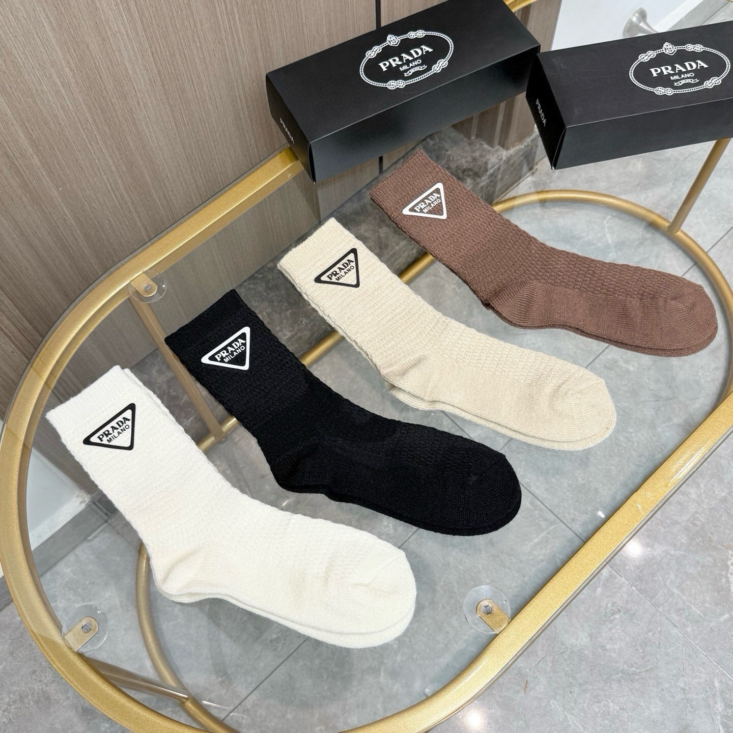 配包装【一盒四双】PRADA 普拉达高版本 ～好看到爆炸 PRADA 袜子。粗针羊绒烫印中筒袜，超精致。。潮人必不能少的