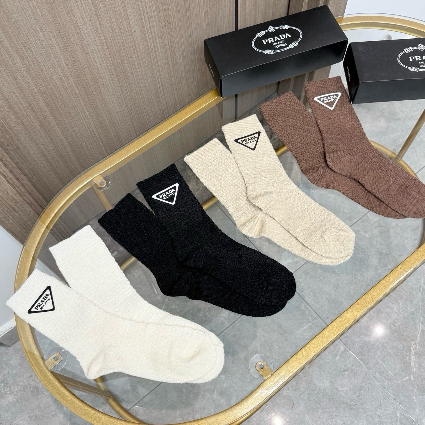 配包装【一盒四双】PRADA 普拉达高版本 ～好看到爆炸 PRADA 袜子。粗针羊绒烫印中筒袜，超精致。。潮人必不能少的