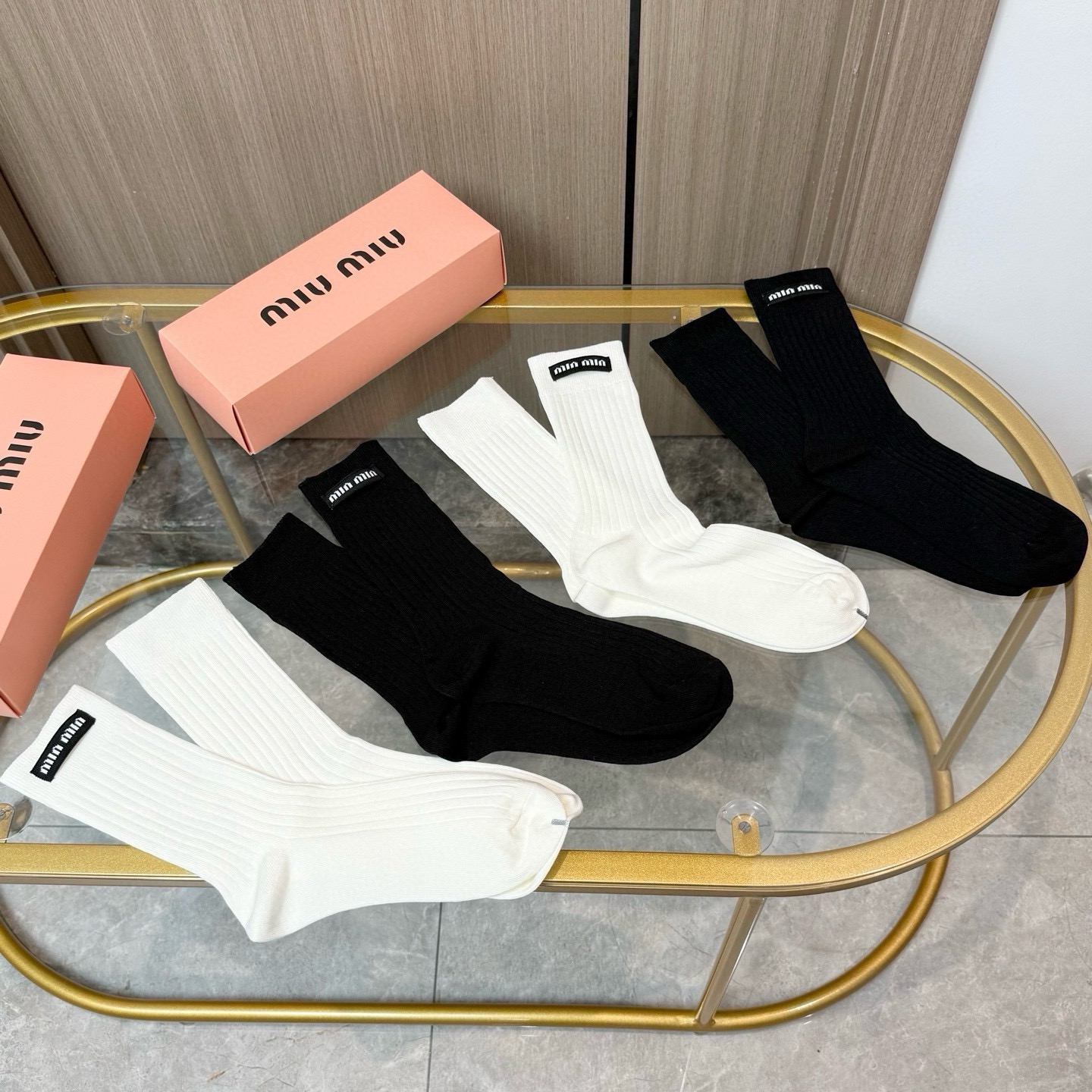 配包装【一盒四双】miumiu · 缪缪❗️高品质。超级爆款网红袜子❗️miu家官网同步饰品字母中筒袜，ins明星网红推