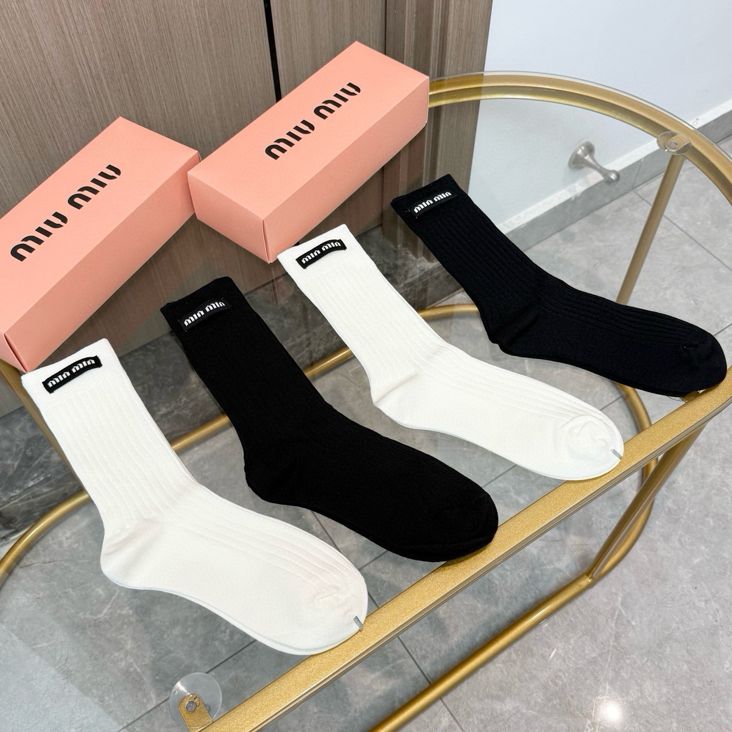 配包装【一盒四双】miumiu · 缪缪❗️高品质。超级爆款网红袜子❗️miu家官网同步饰品字母中筒袜，ins明星网红推