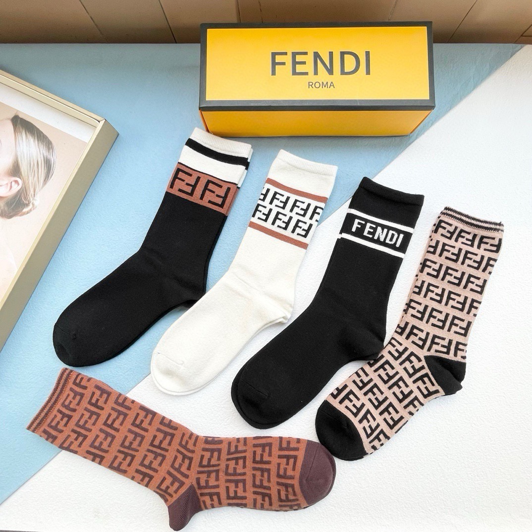 配包装【一盒五双】FENDI芬迪高版本 ～好看到爆炸FF袜子。羊绒袜，超软糯。。潮人必不能少的FENDI专柜代购品质 中