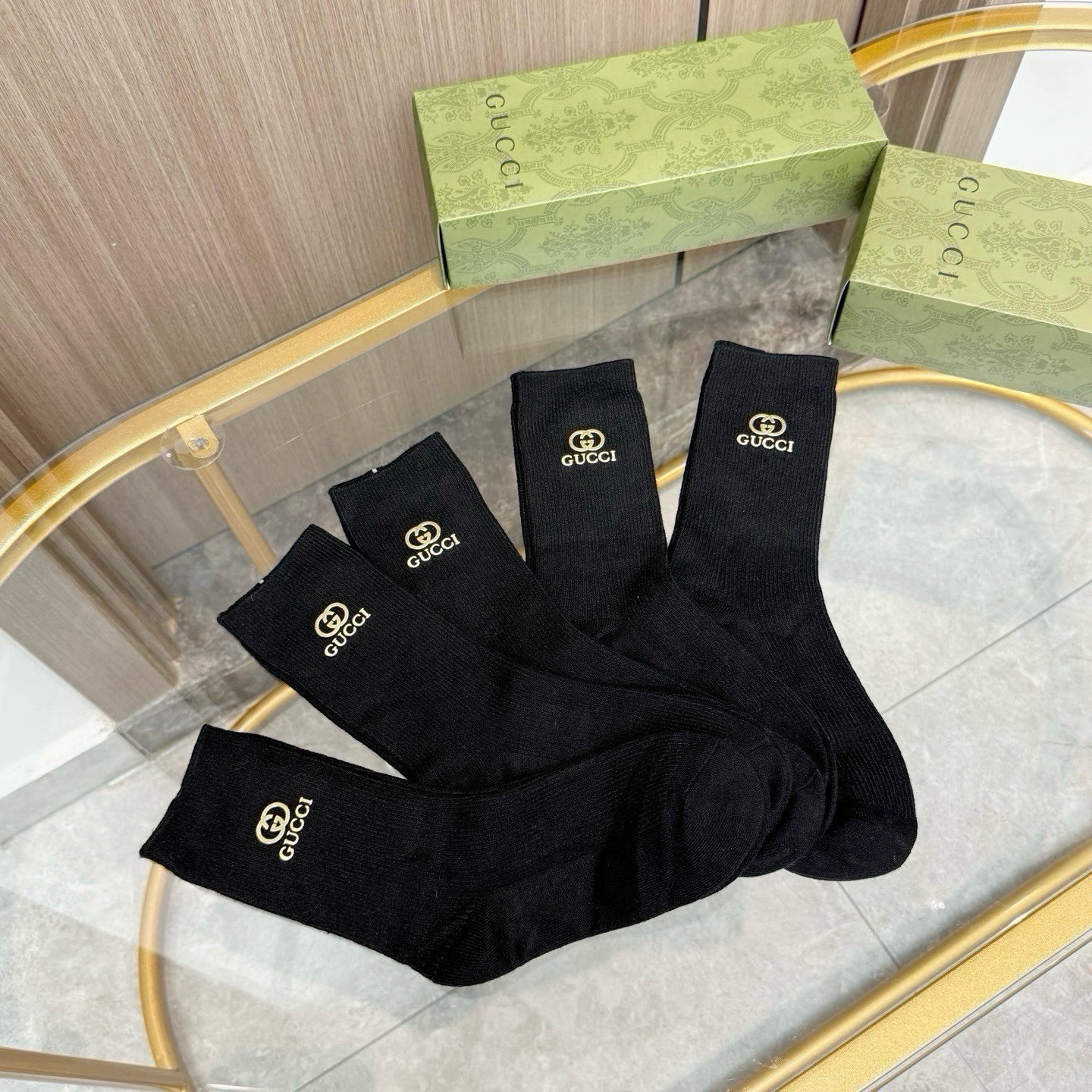 配包装【一盒五双】GUCCI 古奇高版本 ～好看到爆炸 GUCCI 袜子。双针烫印羊绒中筒袜，超软糯。。潮人必不能少的 