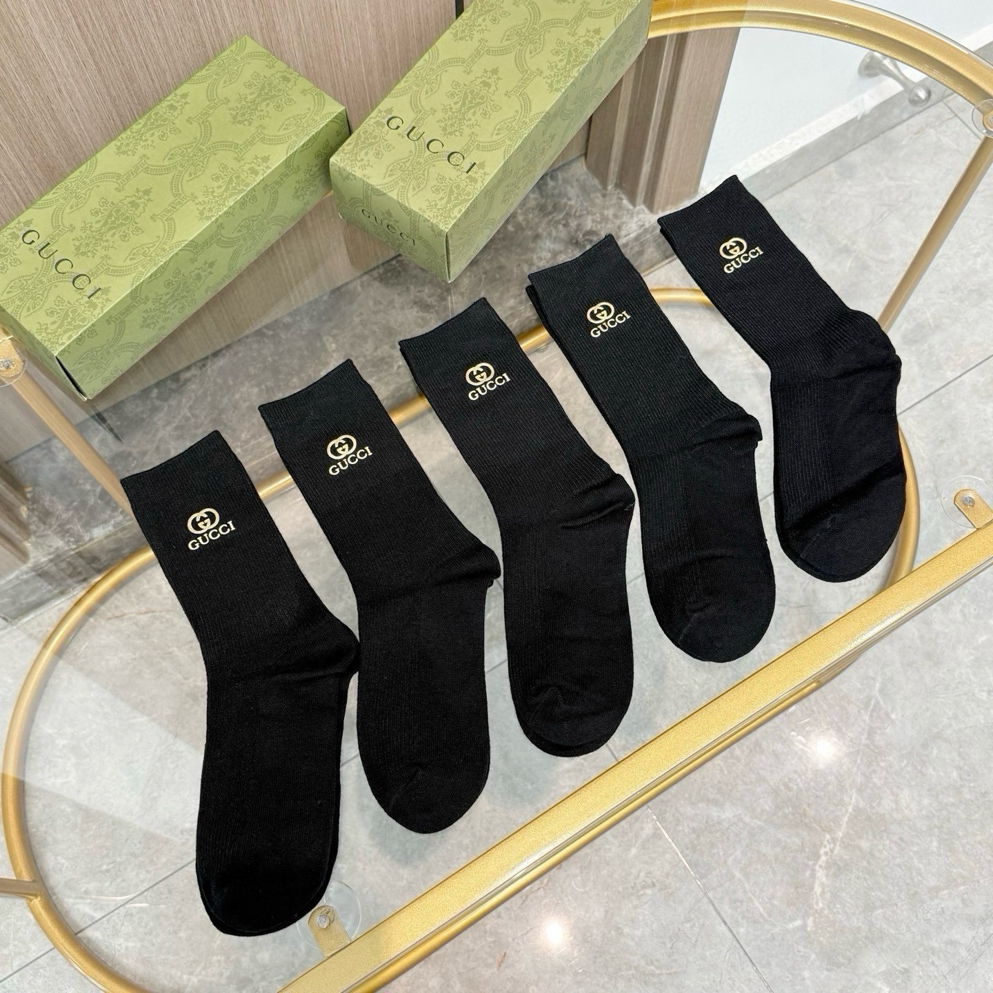 配包装【一盒五双】GUCCI 古奇高版本 ～好看到爆炸 GUCCI 袜子。双针烫印羊绒中筒袜，超软糯。。潮人必不能少的 