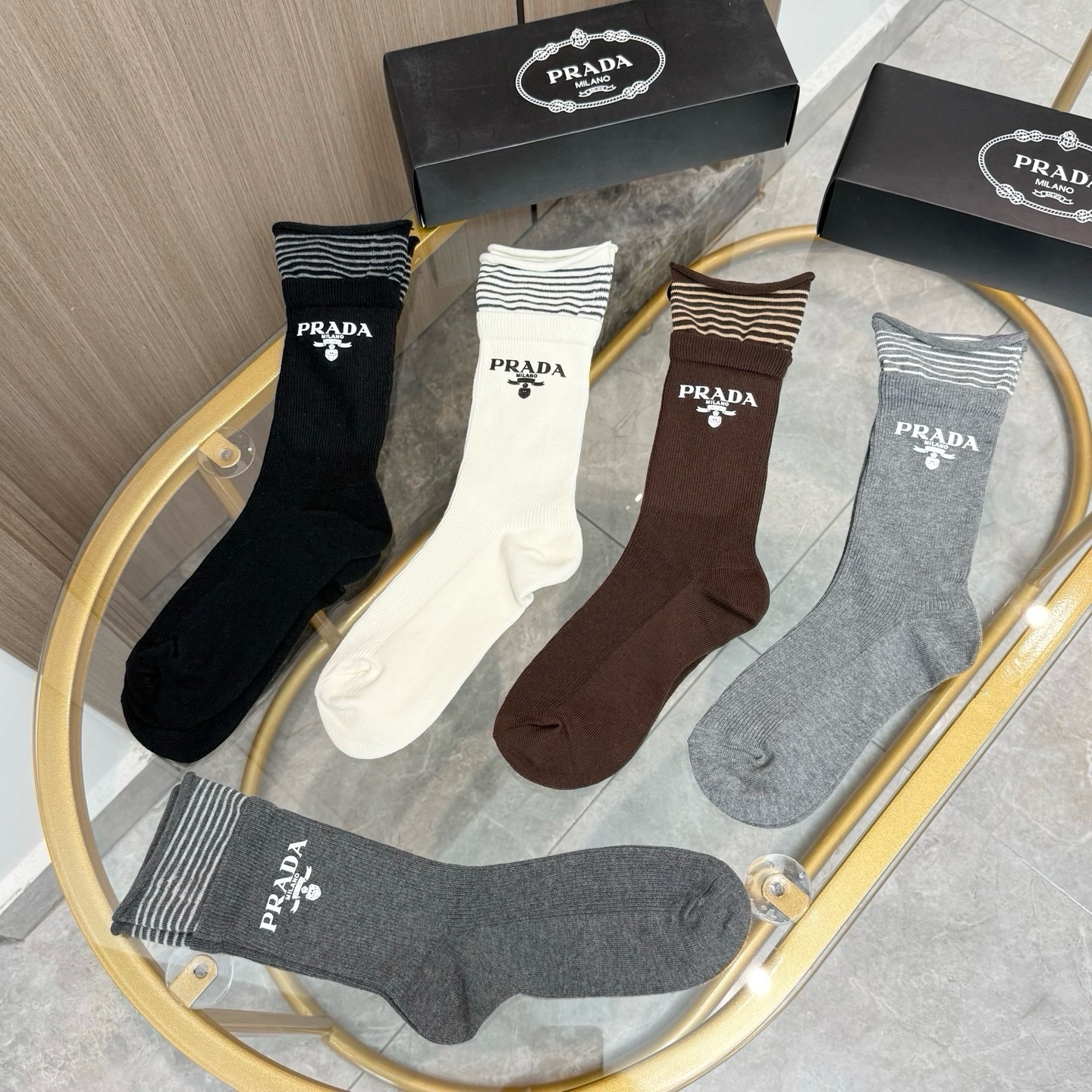 配包装【一盒五双】PRADA 普拉达高版本 ～好看到爆炸 PRADA 袜子。烫印中筒袜，超精致。。潮人必不能少的 PRA