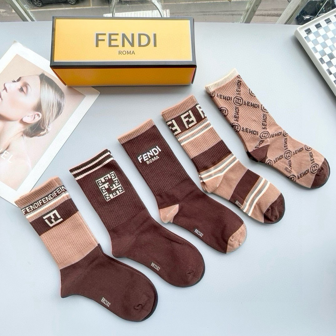配包装【一盒五双】FENDI · 芬迪❗️大F新品高筒袜子❗️超级经典的双F标志，纯棉材质制造，透气舒适，超级nice❗