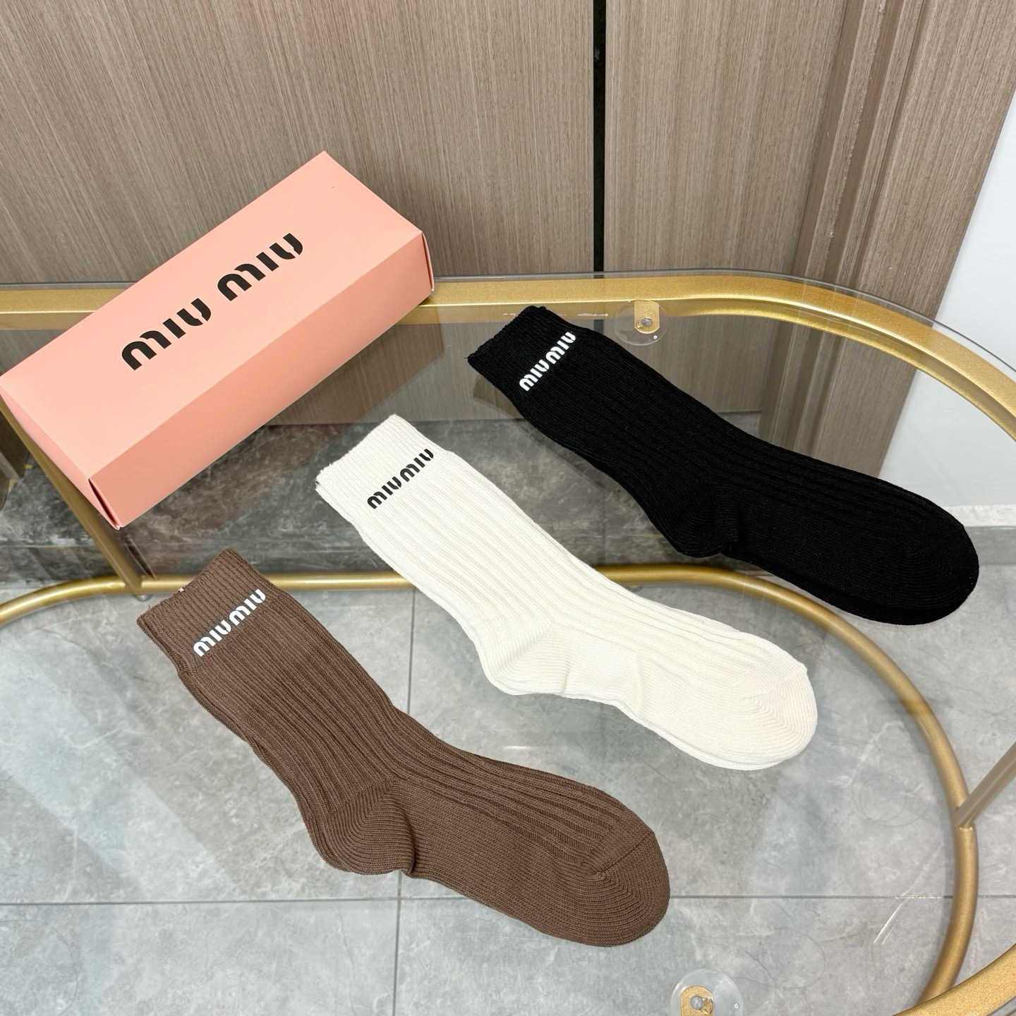 配包装【一盒三双】miumiu · 缪缪❗️高品质。超级爆款网红袜子❗️miu家官网同步饰品字母中筒袜，ins明星网红推