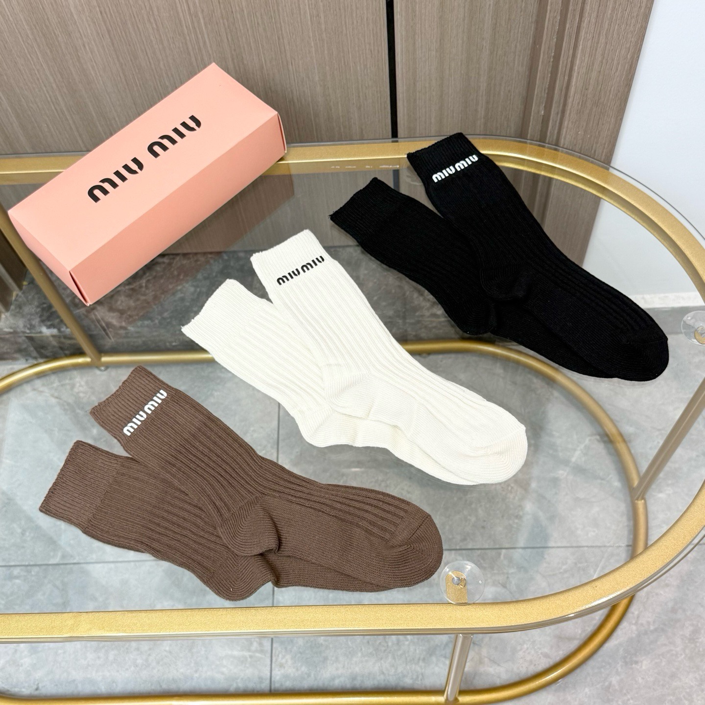 配包装【一盒三双】miumiu · 缪缪❗️高品质。超级爆款网红袜子❗️miu家官网同步饰品字母中筒袜，ins明星网红推