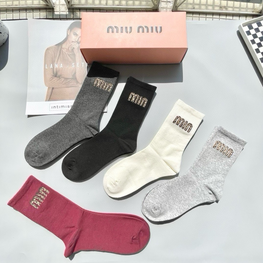 配包装【一盒五双】miumiu · 缪缪❗️高品质。超级爆款网红袜子❗️miu家官网同步饰品字母中筒袜，ins明星网红推