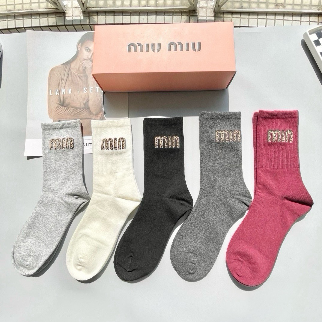 配包装【一盒五双】miumiu · 缪缪❗️高品质。超级爆款网红袜子❗️miu家官网同步饰品字母中筒袜，ins明星网红推
