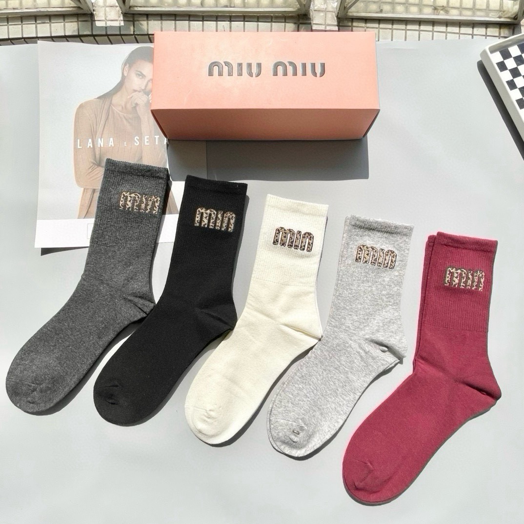 配包装【一盒五双】miumiu · 缪缪❗️高品质。超级爆款网红袜子❗️miu家官网同步饰品字母中筒袜，ins明星网红推