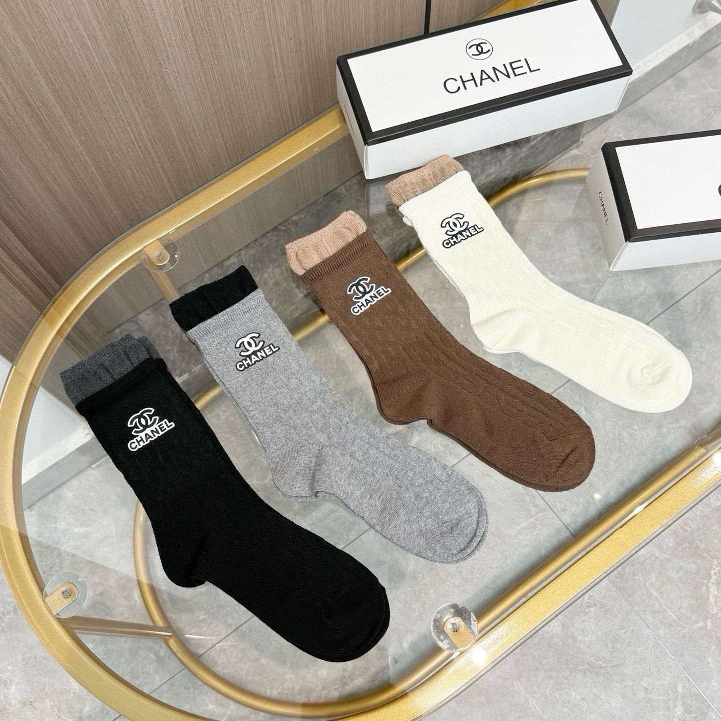 配包装【一盒四双】CHANEL 香奈儿高版本 ～好看到爆炸 CHANEL 袜子。烫印中筒袜，超精致。。潮人必不能少的 C