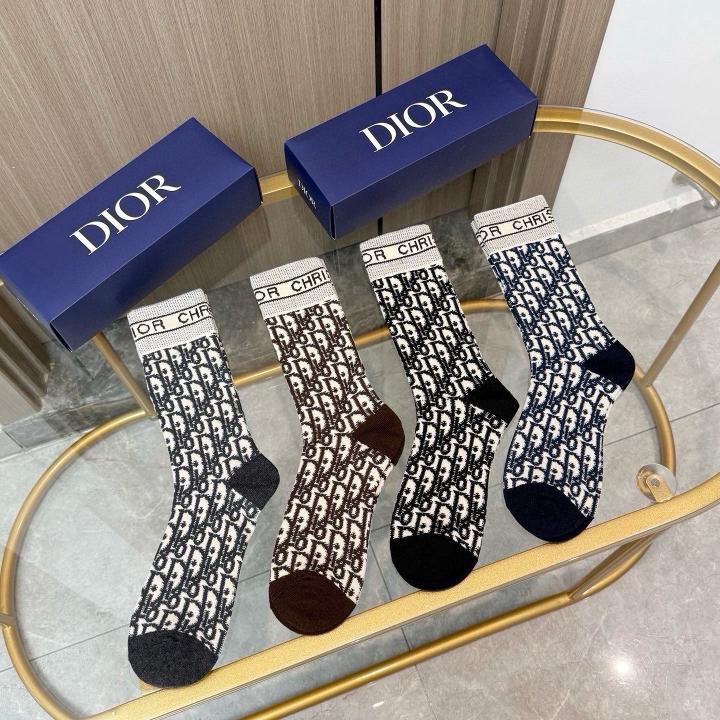 配包装【一盒四双】DIOR 迪奥高版本 ～好看到爆炸 Dior 袜子。羊绒袜，超软糯。。潮人必不能少的 Dior 专柜代