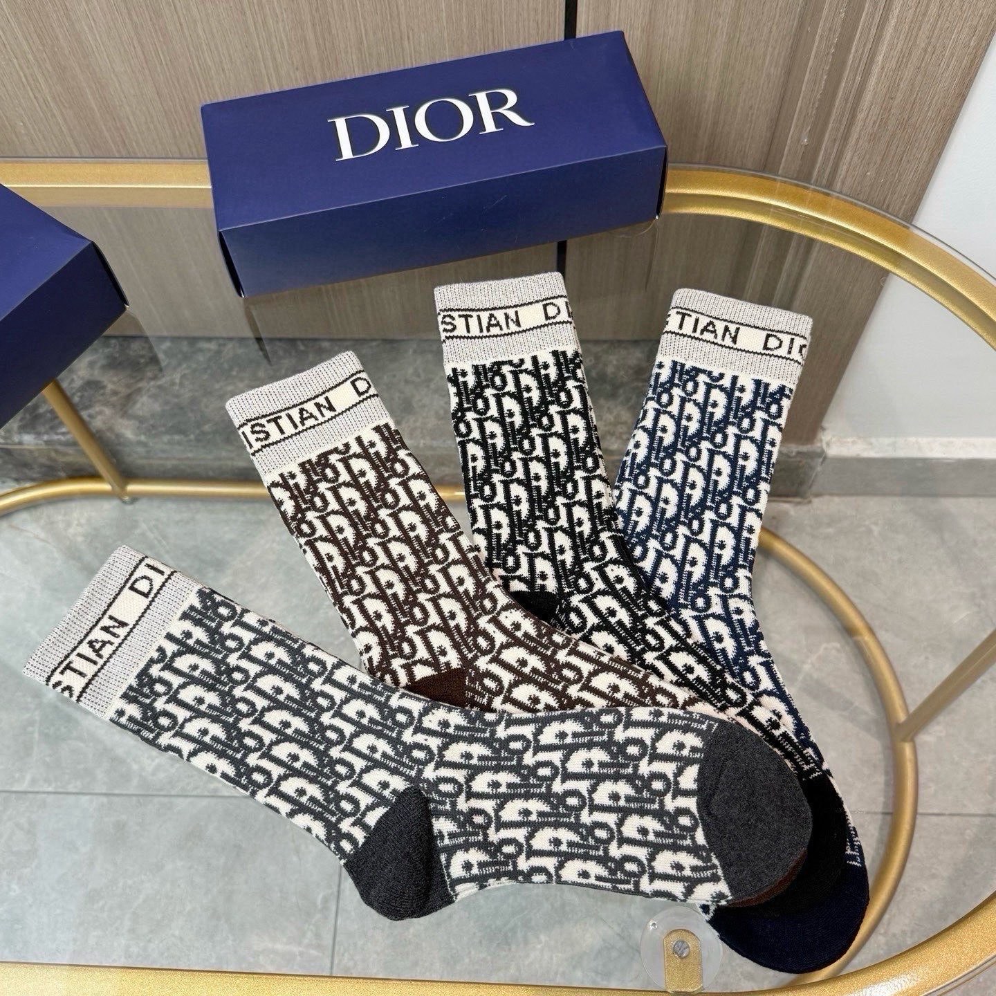 配包装【一盒四双】DIOR 迪奥高版本 ～好看到爆炸 Dior 袜子。羊绒袜，超软糯。。潮人必不能少的 Dior 专柜代
