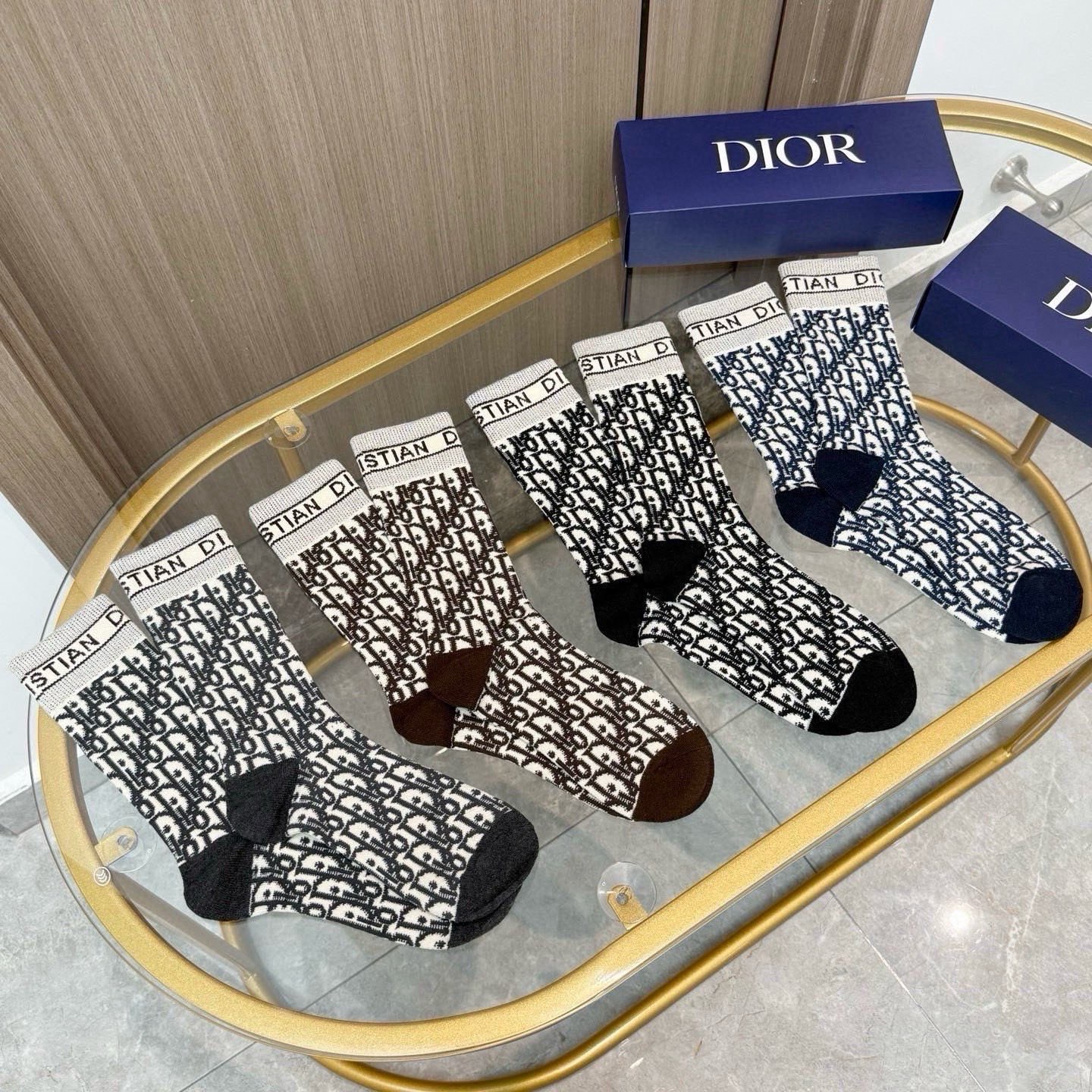 配包装【一盒四双】DIOR 迪奥高版本 ～好看到爆炸 Dior 袜子。羊绒袜，超软糯。。潮人必不能少的 Dior 专柜代
