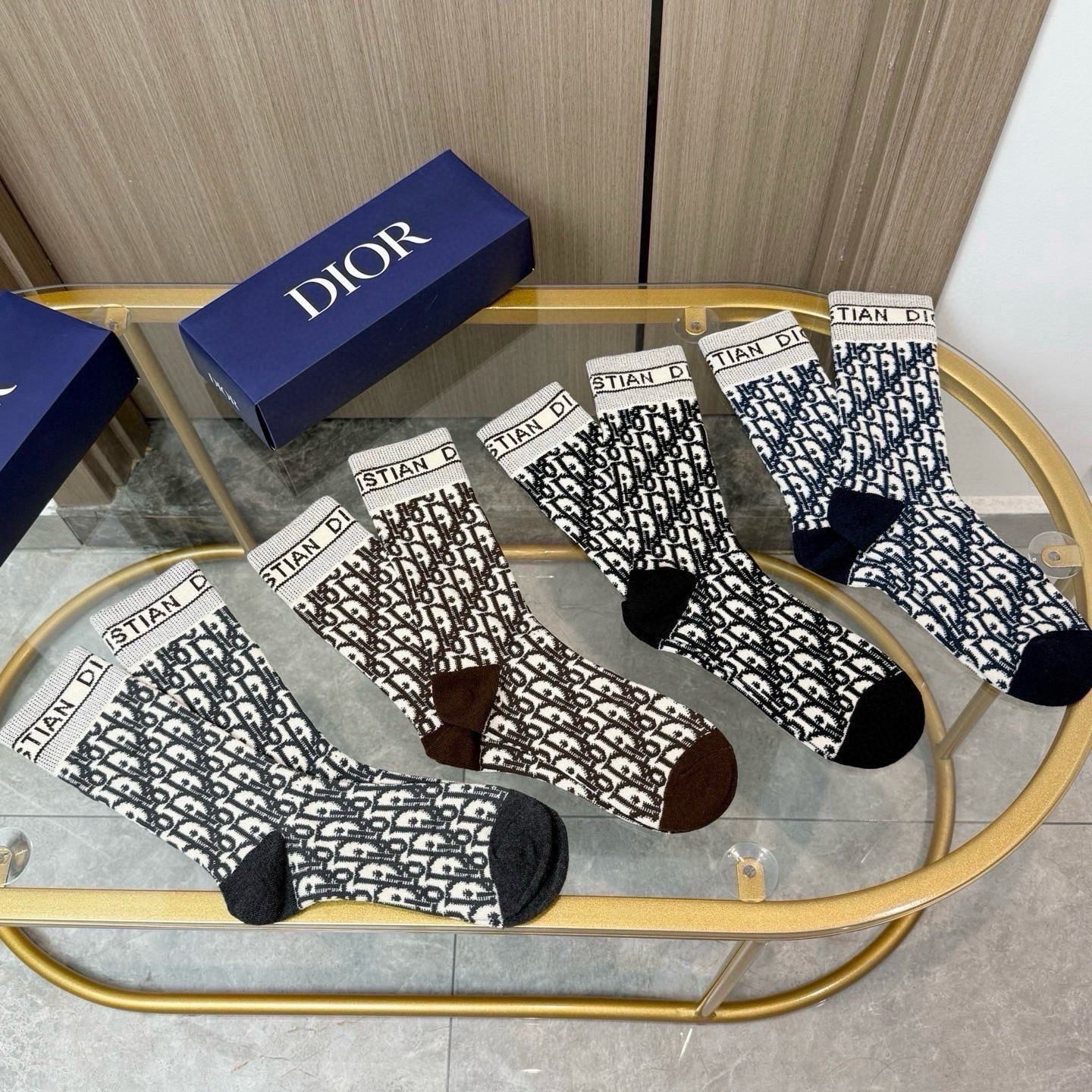 配包装【一盒四双】DIOR 迪奥高版本 ～好看到爆炸 Dior 袜子。羊绒袜，超软糯。。潮人必不能少的 Dior 专柜代