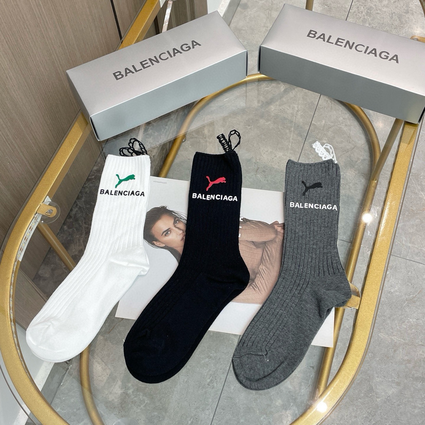 配包装【一盒三双】BALENCIAGA · 巴黎世家 ❗️超级爆款网红袜子 巴黎家官网同步硅胶字母小腿袜，ins明星网红