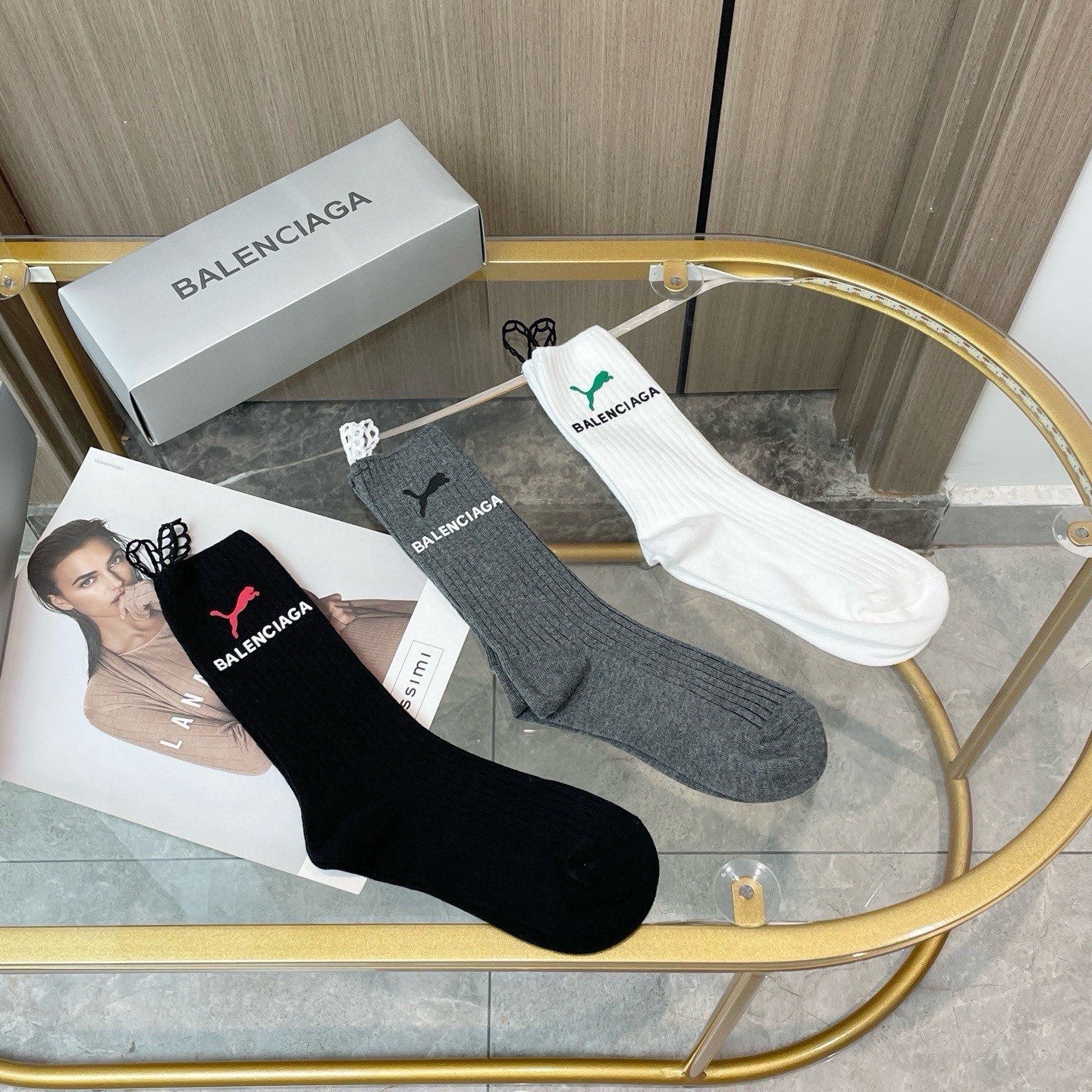 配包装【一盒三双】BALENCIAGA · 巴黎世家 ❗️超级爆款网红袜子 巴黎家官网同步硅胶字母小腿袜，ins明星网红