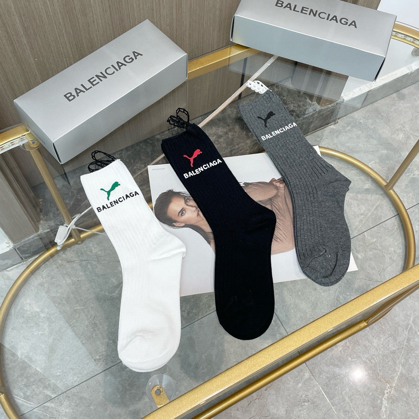 配包装【一盒三双】BALENCIAGA · 巴黎世家 ❗️超级爆款网红袜子 巴黎家官网同步硅胶字母小腿袜，ins明星网红