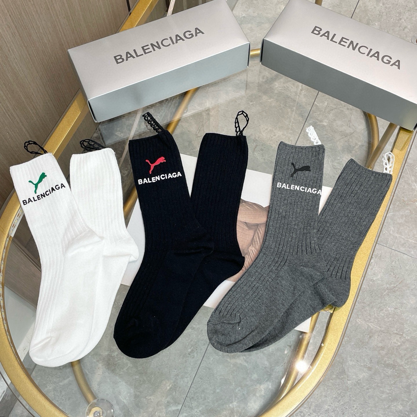 配包装【一盒三双】BALENCIAGA · 巴黎世家 ❗️超级爆款网红袜子 巴黎家官网同步硅胶字母小腿袜，ins明星网红